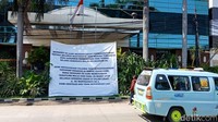 Spanduk besar terpasang tepat di depan Hotel Alexis. Spanduk tersebut bertuliskan permohonan maaf yang ditujukan kepada masyarakat sekitar.