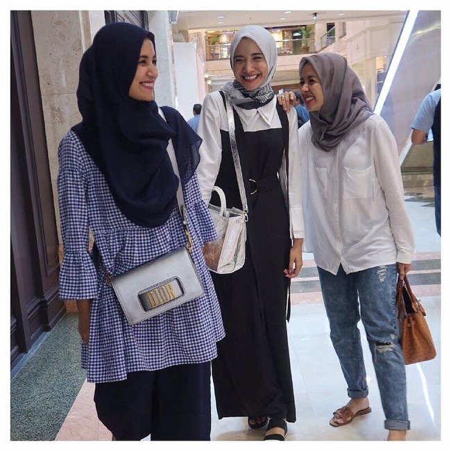 Tersenyum bahagia bersama kakak beradik Sungkar, Zaskia dan Shireen, Laudya Cynthia Bella terlihat menenteng tas Hermes Birkin cognac ostrich palladium hardware 30 cm  seharga US$ 23.000 atau sekitar Rp 316 juta. Foto: Dok. Instagram Laudya Cynthia Bella