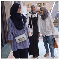 Tersenyum bahagia bersama kakak beradik Sungkar, Zaskia dan Shireen, Laudya Cynthia Bella terlihat menenteng tas Hermes Birkin cognac ostrich palladium hardware 30 cm  seharga US$ 23.000 atau sekitar Rp 316 juta. Foto: Dok. Instagram Laudya Cynthia Bella