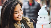 Penggemar es krim dan cotton candy wajib mencoba menu yang satu ini! Cupnya selain dipenuhi es krim vanilla dan strawberry, juga diberi cotton candy berbentuk boneka salju. Es krim dan cotton candynya melimpah. Jadi mau! Foto: Instagram