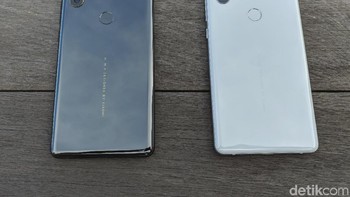 Bedanya di bagian belakangnya, Mi Mix 2S hadir dengan kamera ganda yang didesain vertikal. Foto: Adi Fida Rahman/detikINET