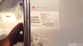 Sedangkan ruang untuk kartu SIM berada di sebelah kanan bodi ponsel. (Foto: detikINET/Muhamad Imron Rosyadi)
