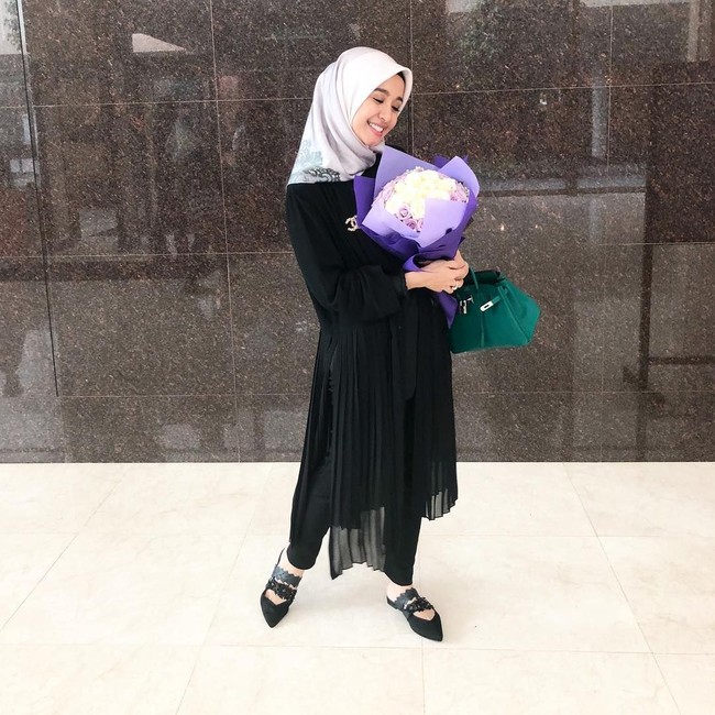 Tersenyum bahagia karena baru saja terpilih sebagai brand ambassador Downy, Laudya Cynthia Bella tampil dengan tas Hermes Birkin Malachite Green seharga US$ 26.750 atau sekitar Rp 368 juta. Foto: Dok. Instagram Laudya Cynthia Bella