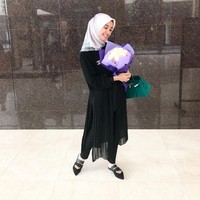 Tersenyum bahagia karena baru saja terpilih sebagai brand ambassador Downy, Laudya Cynthia Bella tampil dengan tas Hermes Birkin Malachite Green seharga US$ 26.750 atau sekitar Rp 368 juta. Foto: Dok. Instagram Laudya Cynthia Bella