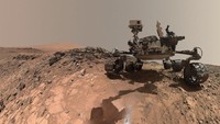 Ini adalah selfie yang diambil Curiosity usai 1.000 hari di Mars. Selfie dijepret pada 5 Agustus 2015 dan dirilis 19 Agustus 2015. Selfie semacam ini disebut wajib oleh NASA. Bukan untuk pamer, tapi untuk melacak kondisi Curiosity setelah bertahun-tahun di Mars. Foto diambil dengan Mars Hand Lens Imager (MAHLI) yang ada di lengan Curiosity. Namun lengan itu tak terlihat karena foto ini dihasilkan dari sejumlah foto beresolusi tinggi, yang dirangkai menjadi suatu mosaik. Foto: NASA/Reuters
