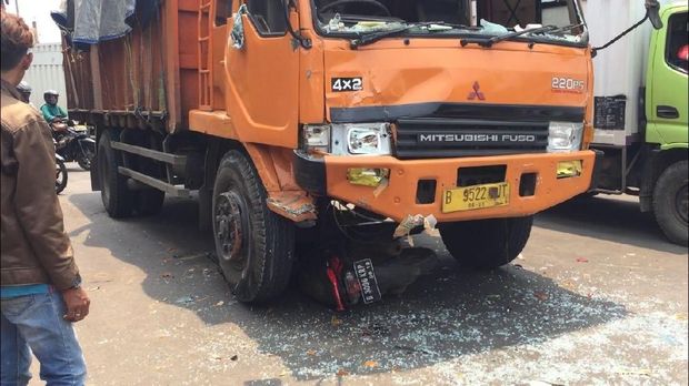 Truk diduga mengalami rem blong dan dirusak massa.