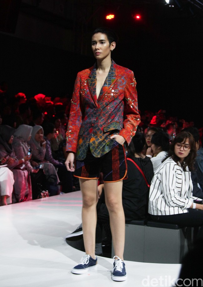 Fashion show koleksi Rama Dauhan x Alleira Batik di Plaza Indonesia Fashion Week 2018, Jumat [23/3/2018]. Foto: Mohammad Abduh/Wolipop