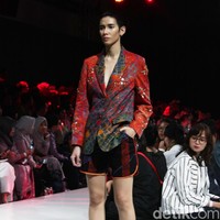 Fashion show koleksi Rama Dauhan x Alleira Batik di Plaza Indonesia Fashion Week 2018, Jumat [23/3/2018]. Foto: Mohammad Abduh/Wolipop