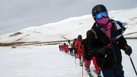 Kerja keras Henriette pun terbayar tuntas. Dari jatuh bangun di atas papan ski, sampai jadi juara untuk pertama kalinya. (Heldi Godfrey/Bamyan Ski Club)