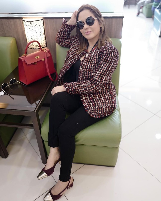 Terpilih menjadi wakil gurbenur Sarangani, Filipina pada 2013, Jinkee memutuskan tidak lagi terjun ke dunia politik setelah menyelesaikan jabatannya pada 2016. Pada foto ini, Jinkee Jamora memamerkan tas Hermes Kelly berwarna merah seharga US$ 19.900. Foto: Instagram JinkeePacquiao