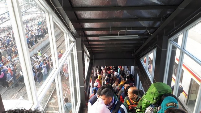 Uji Nyali, Desak-desakan di Stasiun Duri