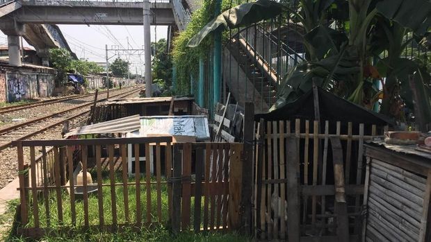 Kandang ternak juga ditemui di tepi rel