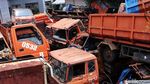 Bangkai Truk Sampah Numpuk di Kantor Sudin LH Jakbar