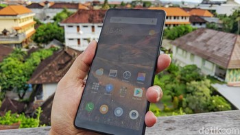 Nah ini saat Mi Mix 2S varian hitam saat digenggam. Foto: Adi Fida Rahman/detikINET