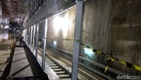 Stasiun ini juga akan dilengkapi dengan eskalator dan tangga serta berpenutup untuk menghindari terik matahari dan hujan.