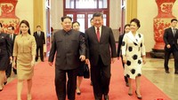 Pemimpin Korea Utara (Korut) Kim Jong-Un telah berkunjung ke Beijing, China sebagai lawatan luar negeri pertamanya sebagai pemimpin. Dia mengajak sang istri (Foto: KCNA/via Reuters)