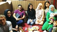 Kalau ini foto Gina sebelum mengenakan hijab. Ia terlihat asyik makan lesehan bareng dengan anggota keluarga besarnya. Foto: Instagram @missnyctagina