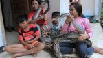 Foto: Lusi Neng Kobra, Sang Pawang Ular dari Bandung