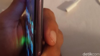 Tombol volume dan power berada sisi kiri bodi ponsel. (Foto: detikINET/Muhamad Imron Rosyadi)