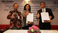 (Ki-ka) Direktur Teknologi Informasi & Operasi BNI Dadang Setiabudi, Direktur Hubungan Kelembagaan BNI Adi Sulistyowati, dan Direktur Keuangan dan Investasi BPJS Kesehatan Kemal Imam Santoso usai penandatanganan Nota Kesepahaman (MoU) di Jakarta, Rabu (28 Maret 2018).