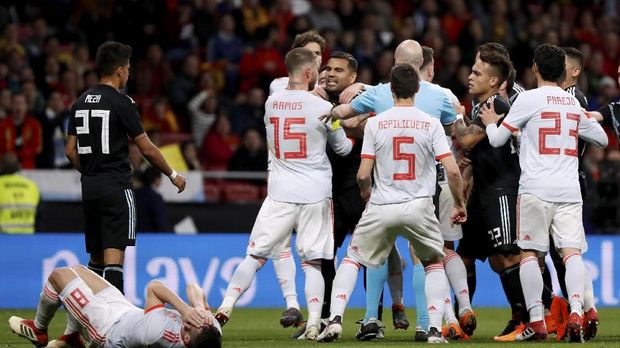 Sempat terjadi kericuhan antara pemain timnas Spanyol dengan timnas Argentina usai 