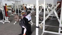Squat dengan beban untuk dapatkan bokong yang lebih seksi. (Foto: Facebook/xiaotuclub)