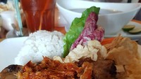 Selain kerupuk ternyata menikmati pedasnya iga penyet, bisa juga dipadukan dengan kriuk renyah emping seperti @michaellliem. Jangan lupa nasi hangatnya! Foto: Instagram