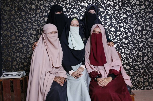 Wanita yang memakai niqab bisa tampil kompak dengan pola warna busana yang senada. Meski warna dan jenis hijab berbeda, penampilan mereka tetap serasi dengan paduan warna yang senada. Foto: Instagram
