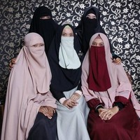 Wanita yang memakai niqab bisa tampil kompak dengan pola warna busana yang senada. Meski warna dan jenis hijab berbeda, penampilan mereka tetap serasi dengan paduan warna yang senada. Foto: Instagram