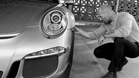 Hayo mobil apa yang tengah dilihat Statham. Mobil itu adalah Porsche 911 GT3 RS, sebuah mobil sport memiliki tenaga 500 daya kuda. Foto: Instagram/Jason Statham