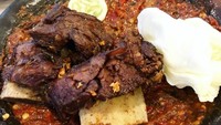 Ditemani dengan tempe goreng penyet dan lalapan segar, menu makan siang milik @fluffuball.diary ini terlihat begitu mengunggah selera, ya? Foto: Instagram