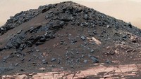 Foto ini menunjukkan bukit kecil yang disebut Ireson Hill di permukaan Mars. Ketinggian bukit ini diperkirakan mencapai 5 meter dari permukaan Mars yang merah kecokelatan. Foto ini disebut NASA dijepret pada 2 Februari 2017. Foto: JPL-Caltech/MSSS/NASA