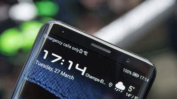 Selain itu, letak kamera belakang Mate RS yang berjejer di tengah pun juga berbeda dengan dua saudaranya tersebut yang posisi kamera belakangnya lebih ke pinggir. (Foto: pocket-lint)