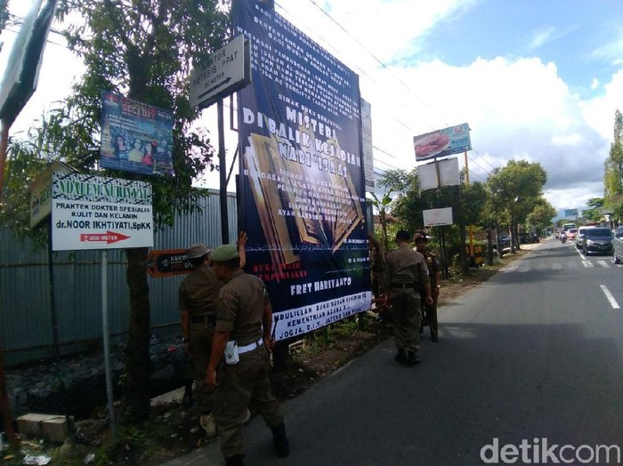 Satpol PP Sleman Copot Spanduk Berisi Kebencian Bernuansa SARA