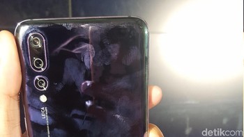 Tampak tiga kamera besutam Leica di bagian belakang P20 Pro, dengan sensor sidik jari tidak jauh di sebelahnya. (Foto: detikINET/Muhamad Imron Rosyadi)