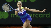 Pliskova berusaha mengembalikan bola saat bertanding melawan Azarenka. Reuters/Geoff Burke.