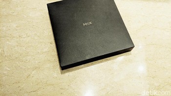 DetikINET berkesempatan melakukan unboxing Mi Mix 2S di Bali usai diperkenalkan di Shanghai, China. Foto: Adi Fida Rahman/detikINET