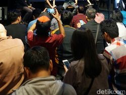 Demi Galaxy S9+ Mereka Rela Ditimpuk Bantal