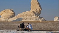 Tahukah kamu kalau Mesir punya White Desert alias Gurun Putih. Sebabnya, banyak bebatuan berwarna putih dengan ukuran besar dan beragam formasi di sana (BBC)