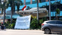 Pemprov DKI Jakarta memberikan kesempatan terakhir hari ini kepada PT Grand Ancol alias Hotel Alexis untuk menutup semua kegiatan usahanya. Alexis lalu memasang spanduk.