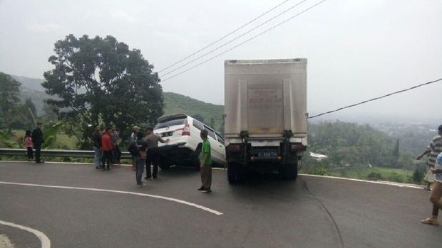Rem Blong, Truk dan Minibus Ini Nyaris Masuk Jurang