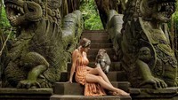 Foto: Lewat akun Instagram yang sudah diikuti 8,8 juta orang, Sara memamerkan keindahan destinasi wisata yang dia kunjungi. Sara terlihat berfoto bersama monyet lucu di Sacred Monkey Forest Ubud. (Sara Underwood/Instagram)