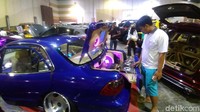 Fandi yang mengaku suka musik ini menyulap bagian belakang mobil menjadi turn table mini. Tentunya dengan piranti audio yang mumpuni. Seperti saat kontes ia beserta rekan-rekannya mencoba untuk memainkannya.