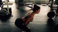 Latihan squat juga dilakukan untuk mendapatkan paha dan bokong yang kencang. (foto: instagram/irinashayk)