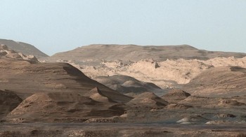 Bumi memiliki medan magnet yang kuat, tercipta dari inti Bumi. Medan magnet ini melindungi planet kita dari partikel Matahari yang disebut angin surya atau bahasa Inggrisnya solar wind. Mars saat ini tidak punya medan magnet semacam ini. Foto: NASA