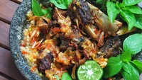 Kalau ini iga penyet home-made buatan @citrahendrawijaya. Sambal dipadukan dengan irisan jeruk nipis dan taburan bawang goreng! Foto: Instagram