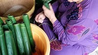 Kalau yang ini pose ibunya Fahri saat sedang membuat lontong. Politik juga mirip opor : bumbu dan adukan harus pas tulis Fahri dalam captions fotonya. Foto: instagram @fahrihamzah