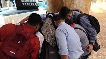 Tak mau kalah kelompok ini juga bikin foto unik yang dibuat dari angle bawah. Foto: detikINET/Moch Prima Fauzi