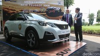 Manajer Operasi Astra-Peugeout, Andyka Susanto, bersama General Director for South East Asia - PSA Group Lionel Faugeres meluncurkan secara resmi SUV Peugeot 3008.