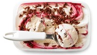 Es krim yang disimpan lama dalam freezer perlahan akan kehilangan rasanya. Untuk menyiasatinya, gunakan kertas lilin sebagai lapisan penutup wadah es krim. Cara ini mencegah proses oksidasi yang membuat kualitas es krim menurun. Foto: Istock